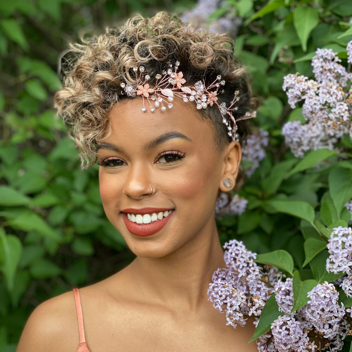 Flores lilas mágicas y enredaderas coquetas para el cabello