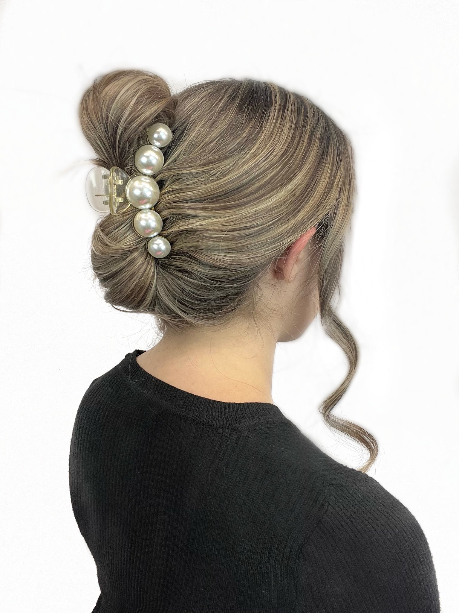 This is Why Pearl Hair Clips Are a Must For Fall - Posh in Progress